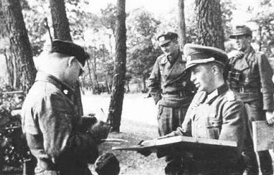 Фриц Байерлейн инспектирует танковую дивизию в Нормандии. 1944 г.