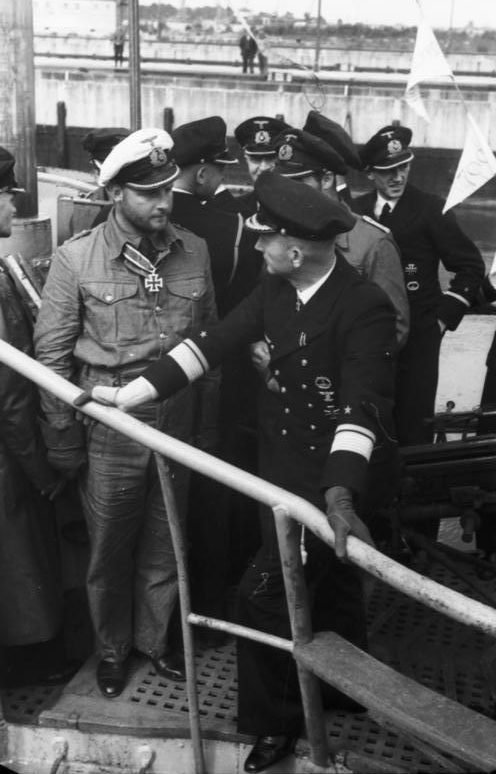 Карл Дёниц и Фриц-Юлиус Лемп на борту подлодки U-30. 1940 г.