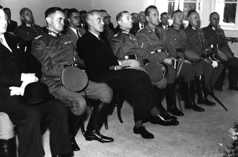 Эрнст Кальтербруннер на совещании. 1940 г.