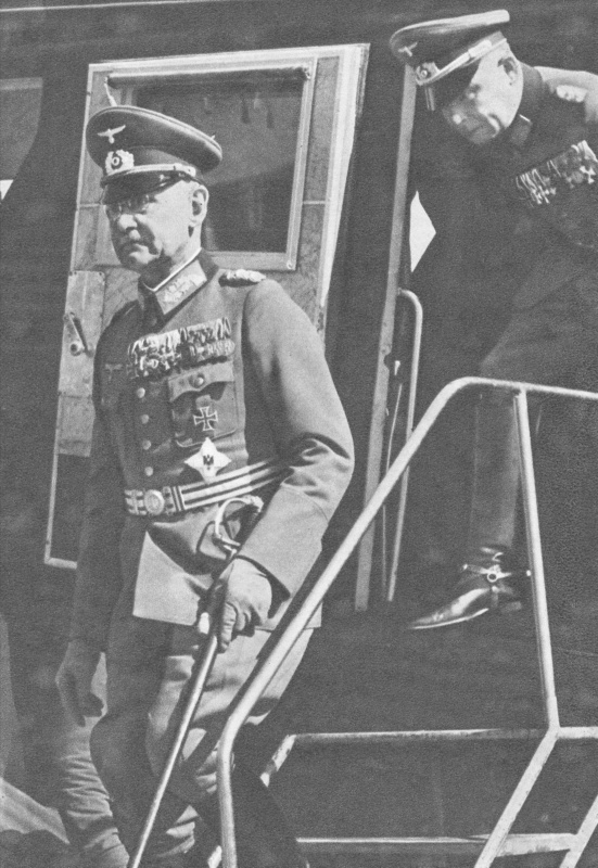 Франц Гальдер на аэродроме в Финляндии. 1941 г.