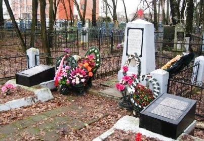  г. Осиповичи. Памятник на старом городском кладбище, установленный на братской могиле воинов, павших в годы войны. 