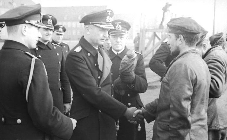 Карл Дёниц среди подводников. Вильгельмсхафен. 1940 г.