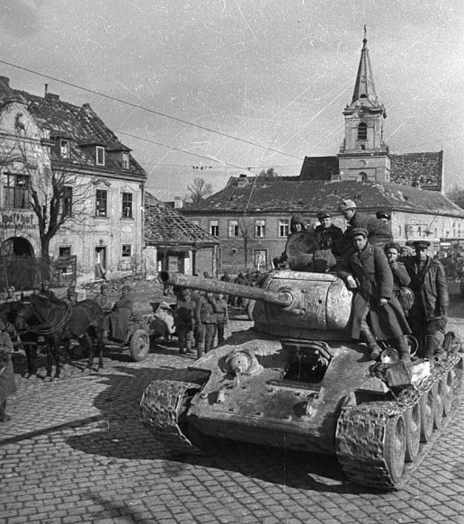 Танки на улицах города. 9 апреля 1945 г.