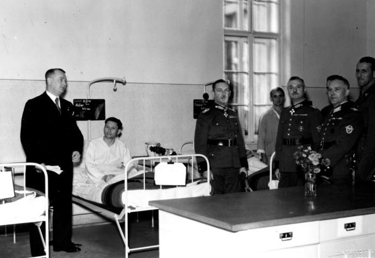 Эрнст Кальтербруннер с визитом в больницу. Вена. 1940 г.