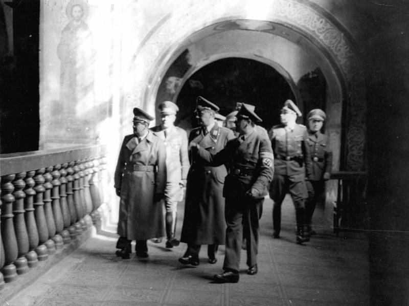 Эрнст Розенберг и Эрих Кох с офицерами осматривают фрески Софийского собора в Киеве. 1942 г.