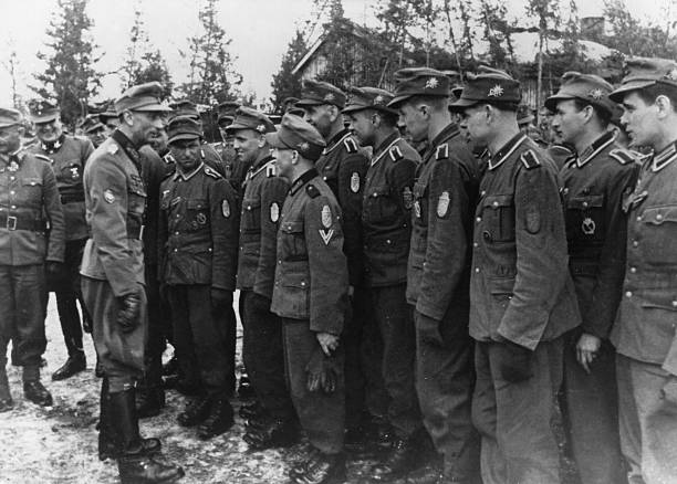Эдуард Дитль с офицерами горных стрелков. Финляндия. 1944 г. 