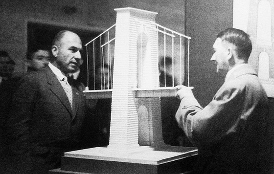 Фриц Тодт и Адольф Гитлер у модели моста. 1937 г.