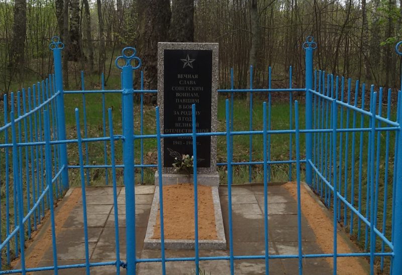 д. Корма-Пайки Краснопольского р-на. Памятник, установленный на братской могиле, в которой похоронено 5 советских воинов 283-й стрелковой дивизии, погибших в годы войны.