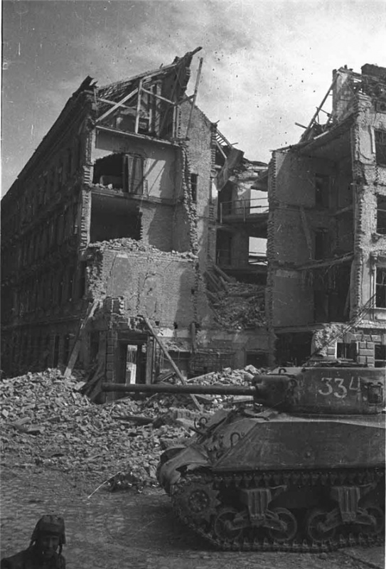 Танки на улицах города. 9 апреля 1945 г.