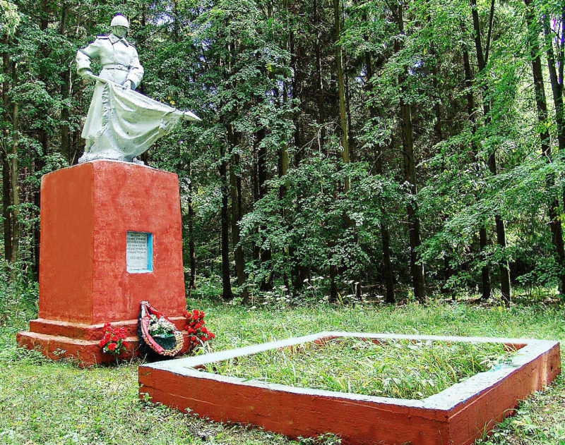 д. Тушевая Горецкого р-на. Памятник в лесу около деревни, установленный на братской могиле, в которой похоронено 34 неизвестных советских воинов.