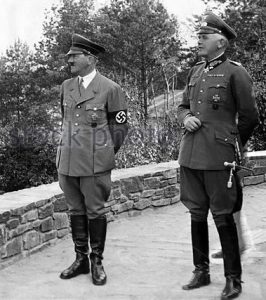 Вернер Бломберг и Адольф Гитлер. 1934 г.