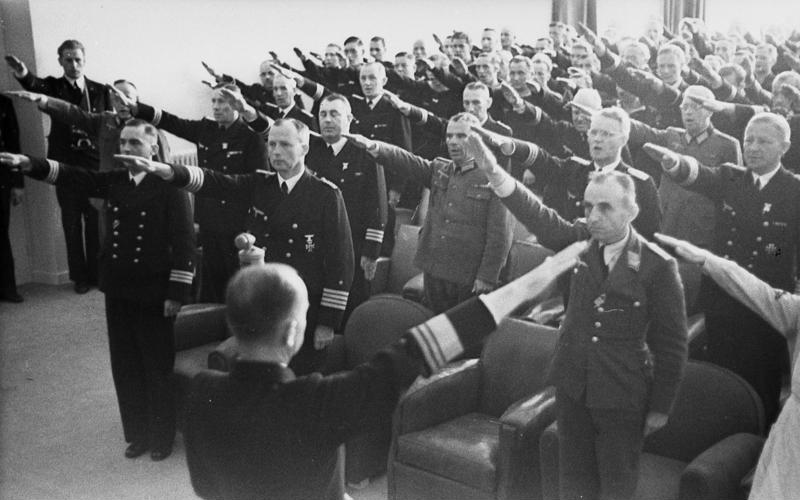 Карл Дёниц среди офицеров флота. Франция. 1941 г.