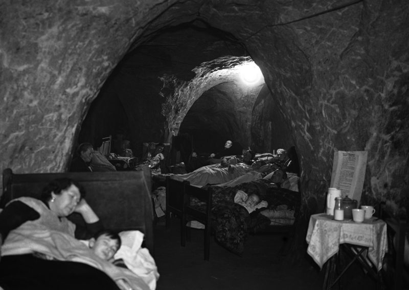 Пещеры Гастингс стали убежищем во время налетов. 12 декабря, 1940 г.