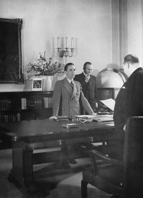 Вальтер Функ, Йозеф Геббельс и Карл Ханке. 1937 г. 