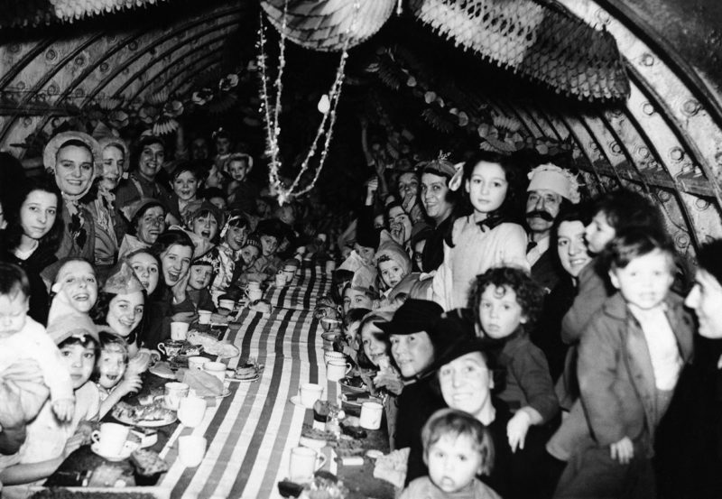 Лондонские дети празднуют Рождество в подземном убежище. 25 декабря 1940 г.