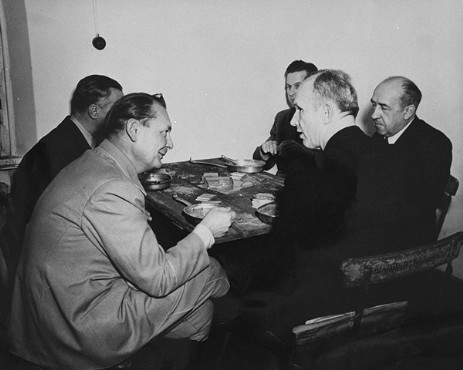 Эрнст Розенберг в столовой на Нюрнберском процессе. 1945 г.