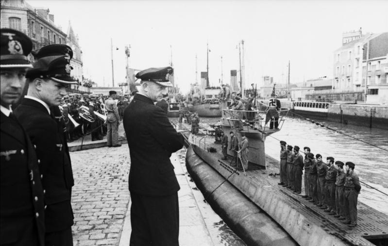 Карл Дёниц у подлодки U-94. Сен-Назер. 1941 г.