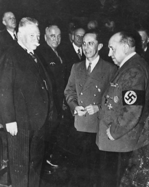 Вальтер Функ и Йозеф Геббельс. Берлин. 1943 г.