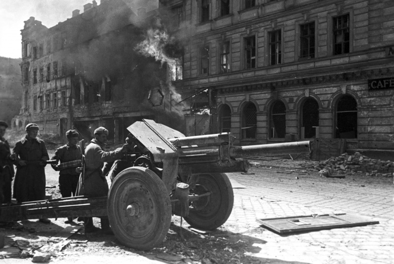 Бои на улицах города. 13 апреля 1945 г.