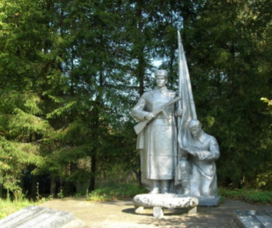 д. Радомля Чауского р-на. Братская могила на окраине села, в которой захоронено 246 воинов.