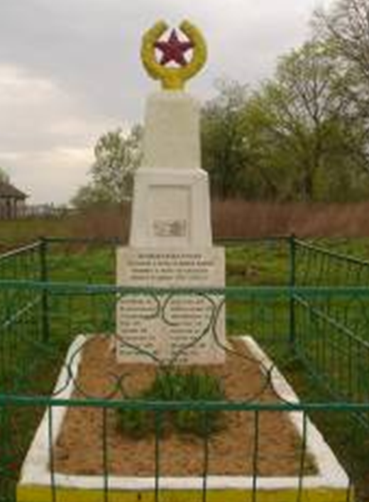 д. Курбаки Краснопольского р-на. Памятник, установленный на братской могиле, в которой похоронено 24 советских воина, погибших в 1943 году.