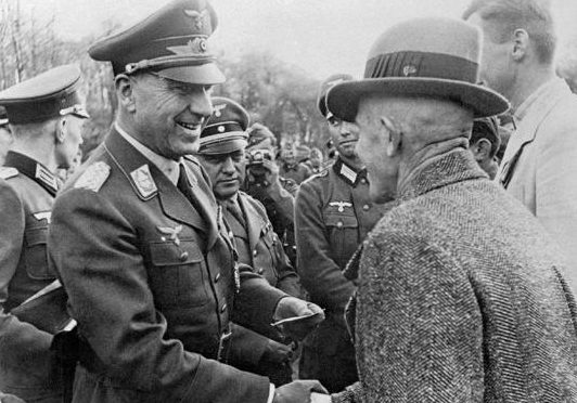 Фриц Тодт награждает инженеров, мобилизованных для военного строительства. 1942 г.