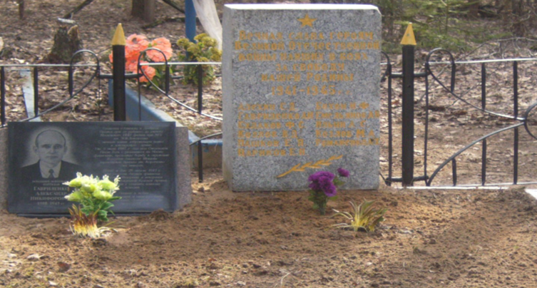 д. Лещ – Гута Краснопольского р-на. Памятник, установленный на братской могиле, в которой похоронено 12 партизан, погибших в 1943 году.