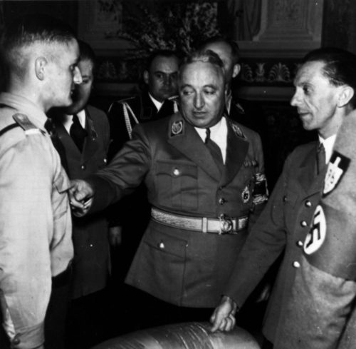 Роберт Лей на встрече с гениональными руководителями трудового фронта. 1936 г.