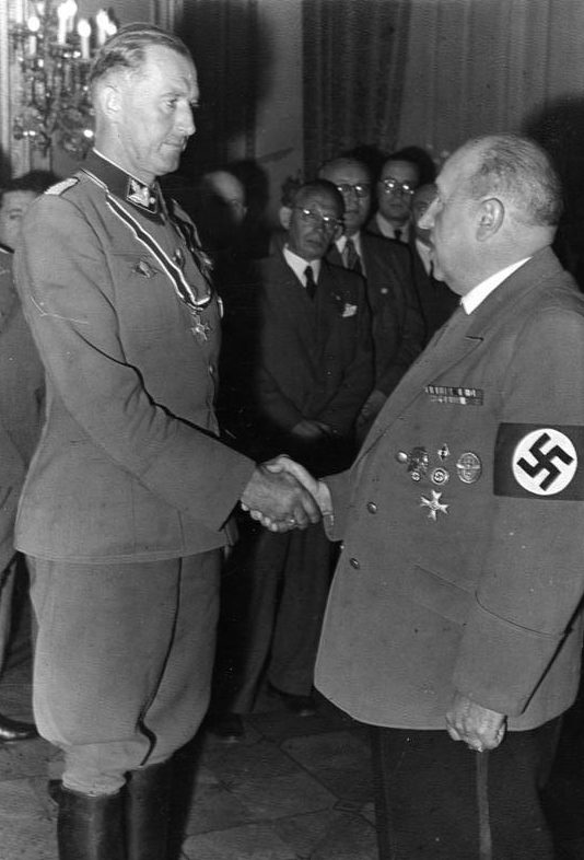 Награждение Вальтера Функа Рыцарским крестом. 1944 г.