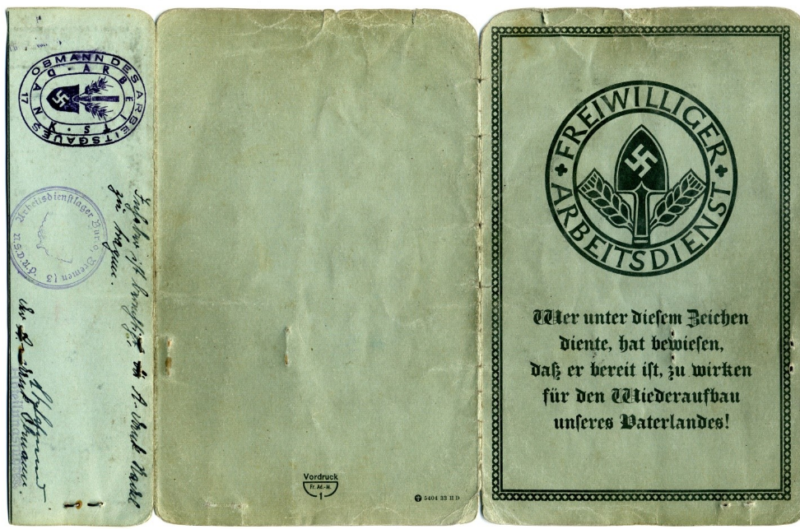 Служебный паспорт музыканта добровольной трудовой службы, выданный в 1933 году.