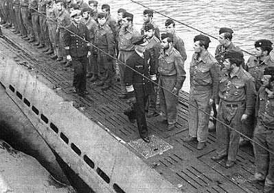 Карл Дёниц приветствует экипаж подлодки U-94. 1941 г.