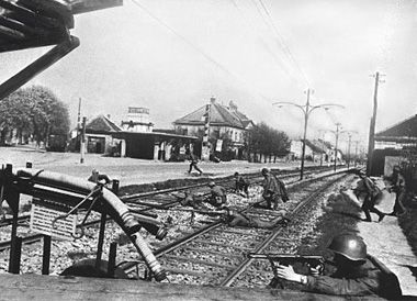 Бои на улицах города. 13 апреля 1945 г.
