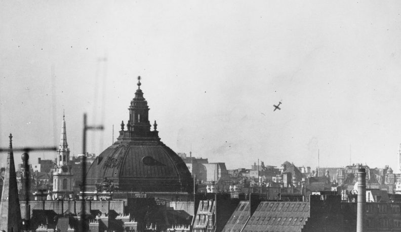 Ракеты ФАУ-1 над городом. 1944 г.
