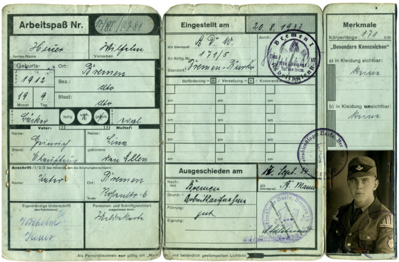 Служебный паспорт музыканта добровольной трудовой службы, выданный в 1933 году.