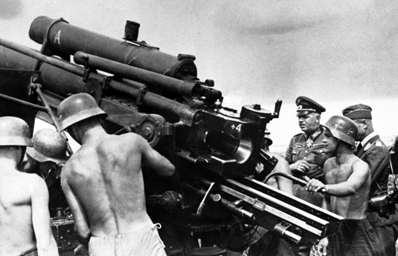 Эрнст Буш на 88-мм зенитного орудия Flak18-36. 1941 г.