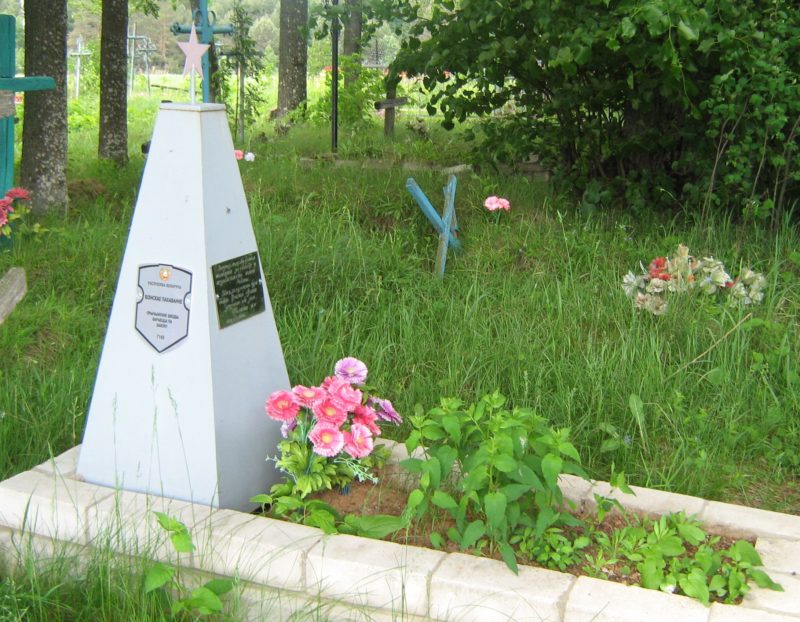 д. Коротышки Дрибинского р-на. Памятник установлен на братской могиле, в которой похоронено 4 советских воина, погибших в годы войны.