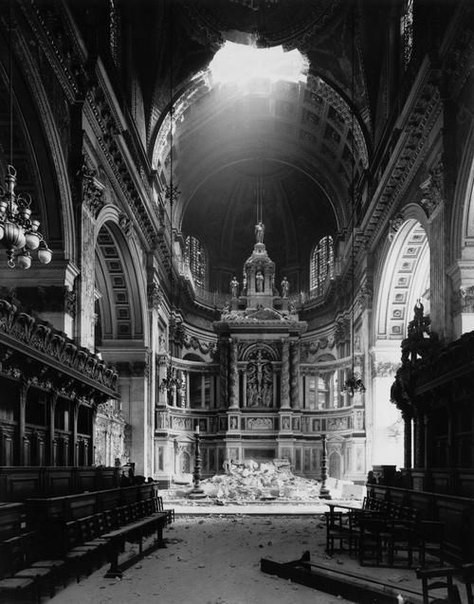 Поврежденный собор Святого Павла после бомбардировки. 1940 г.