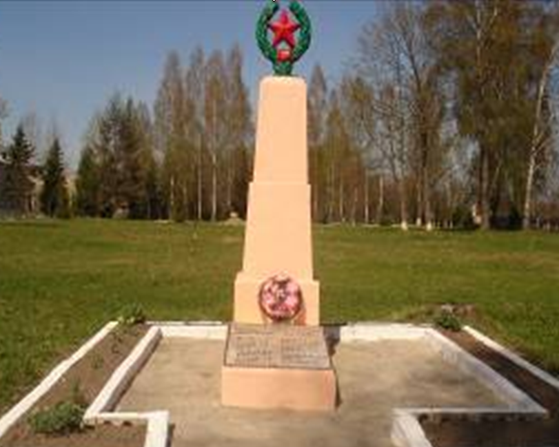 д. Палуж-1 Краснопольского р-на. Памятник, установленный на братской могиле, в которой похоронено 20 советских воинов, погибших в 1943 году.