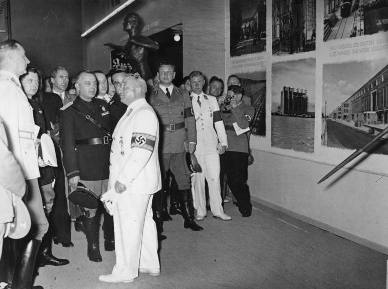 Роберт Лей с руководителями трудового фронта на зоопарк -выставке. Гамбург. 1939 г.