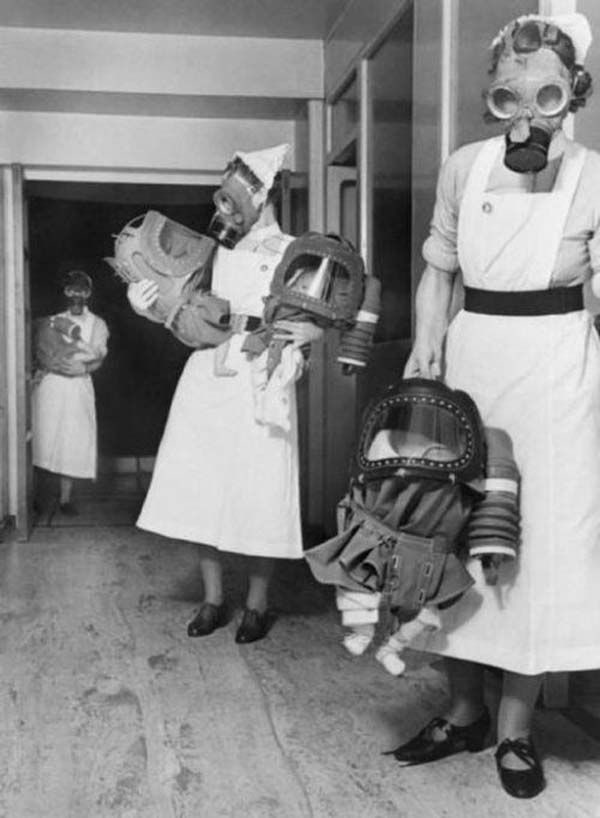 Младенцы в противогазах. 1940 г. 