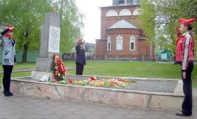 д. Телуша Бобруйского р-на. Памятник, установленный на братской могиле, в которой похоронено 9 советских воинов, в т.ч. 3 неизвестных, погибших в 1944 году. 