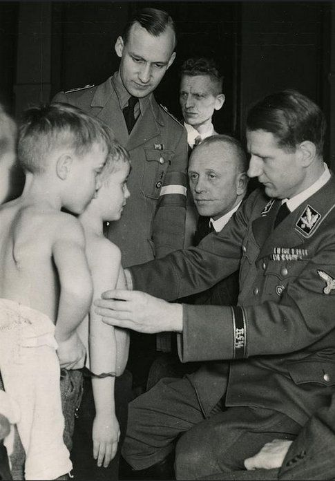 Леонардо Конти осматривает детей. 1939 г.