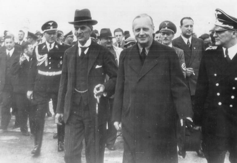 Карл Филер сопровождает Невилла Чемберлена и Иоахима Риббентропа. Мюнхен. 1938 г.
