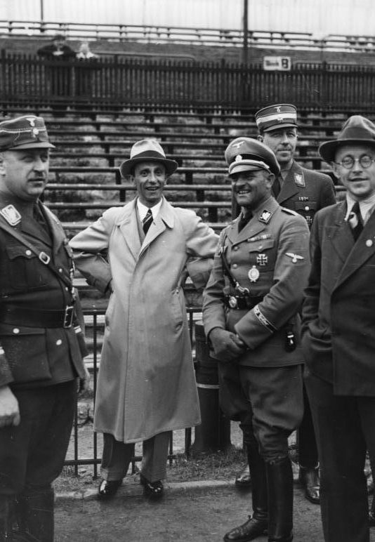 Зепп Дитрих и Йозеф Геббельс на стадионе. 1936 г. 