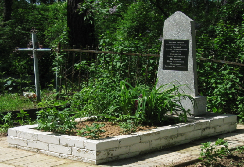 д. Сосновица-1 Краснопольского р-на. Памятник, установлен на братской могиле, в которой похоронено 3 партизана, погибших в 1943 году.