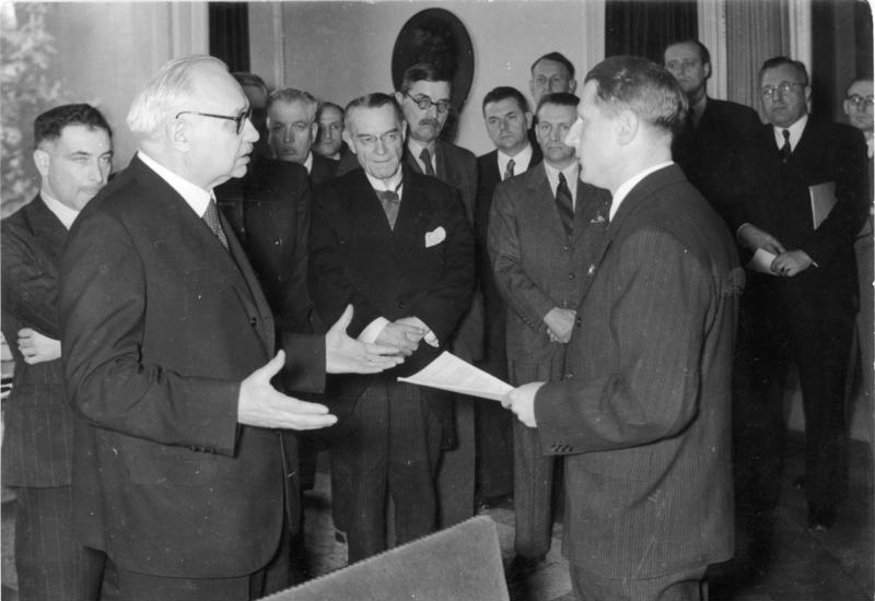 Леонардо Конти на встрече с комиссией по катынскому расстелу. 1943 г.