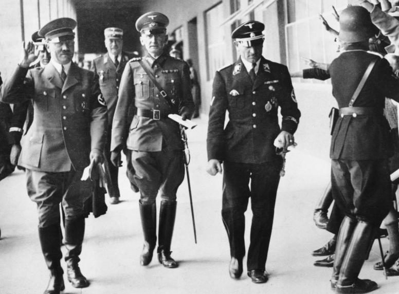 Зепп Дитрих и Адольф Гитлер у плавательного бассейна. 1936 г.