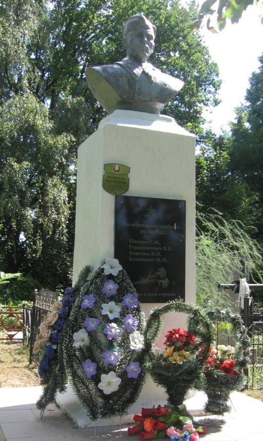 д. Чучье Осиповичского р-на. Памятник, установленный в 1969 году на братской могиле, в которой похоронено 4 советских воина, погибшие в годы войны. 