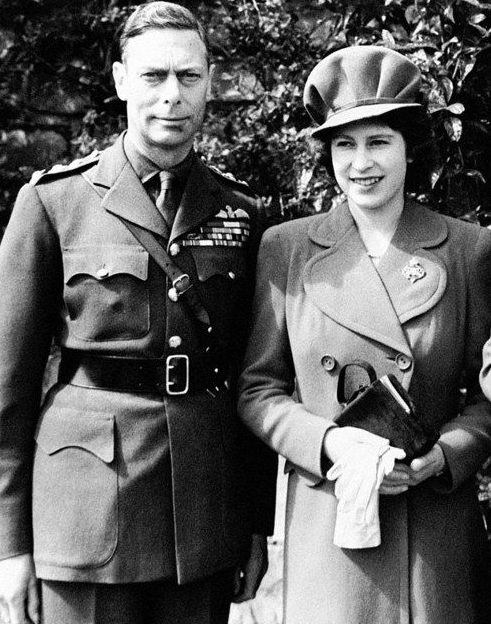 Король Георг VI с дочерью принцессой Елизабет 1944 г.