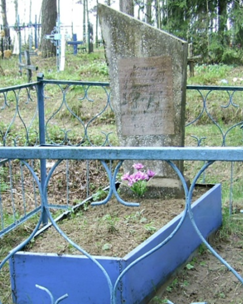 д. Старая Ельня Краснопольского р-на. Памятник, установленный на братской могиле, в которой похоронено 20 советских воинов, погибших в 1943 году.